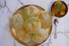 কড়াইশুঁটির কচুরি – ছোলার ডাল (Koraishutir Kochuri – Cholar Dal)